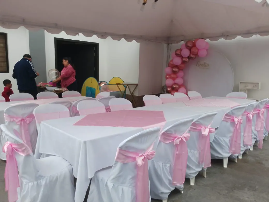 Mesas con mantelería para eventos